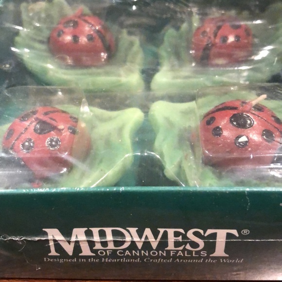 Lady bug on leaf floating candles box set of 4 candles - Picture 2 of 3